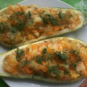Лодочки из кабачков, фаршированные овощами